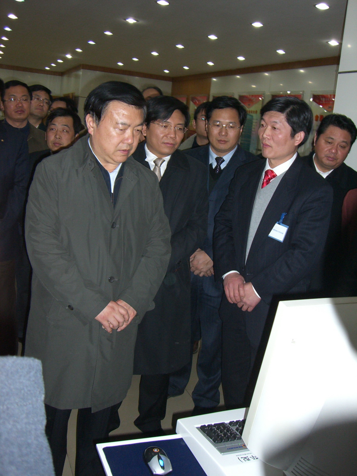 原合肥市市长,现合肥市委书记吴存荣(右三)陪同王三运,孙金龙视察华科
